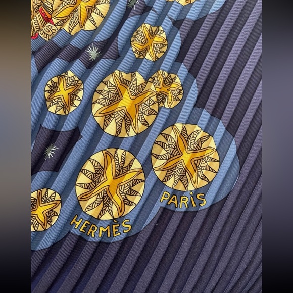 Authentic New HERMES Pleated Scarf - Picture 8 of 11